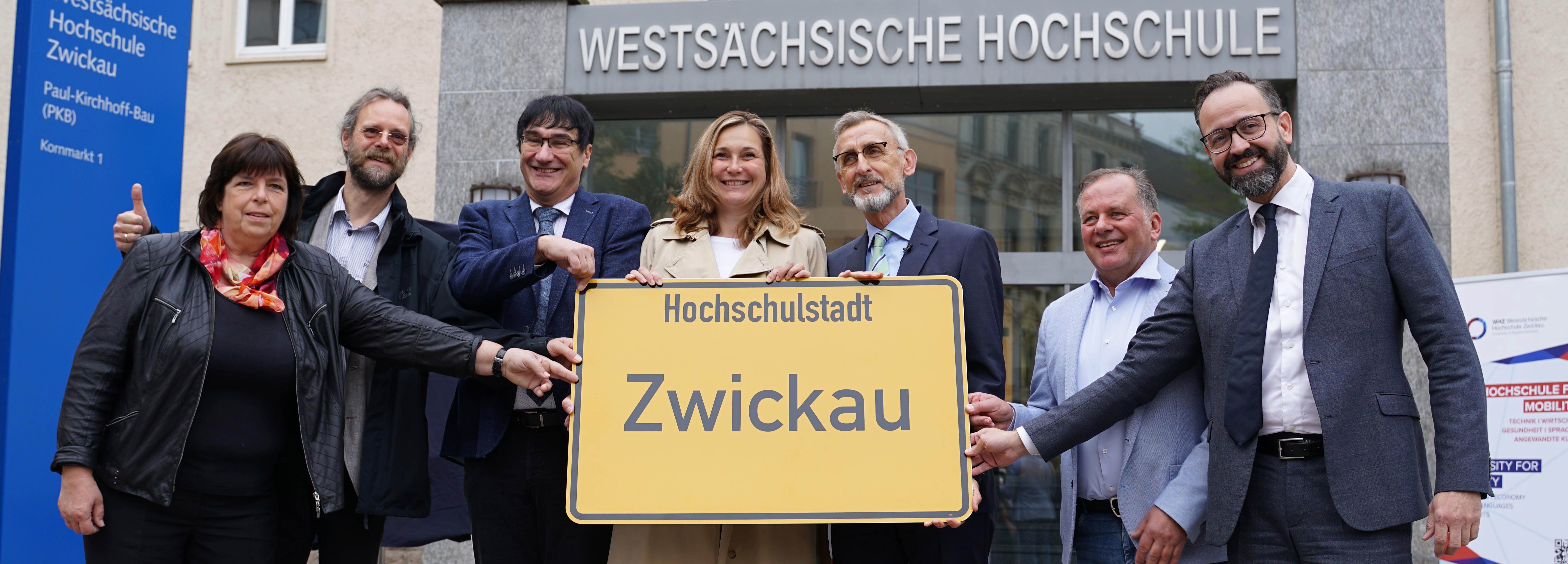 Foto: Übergabe des Bescheids für die Hochschulstadt Zwickau (Quelle: WHZ/S.Vogelsang) 